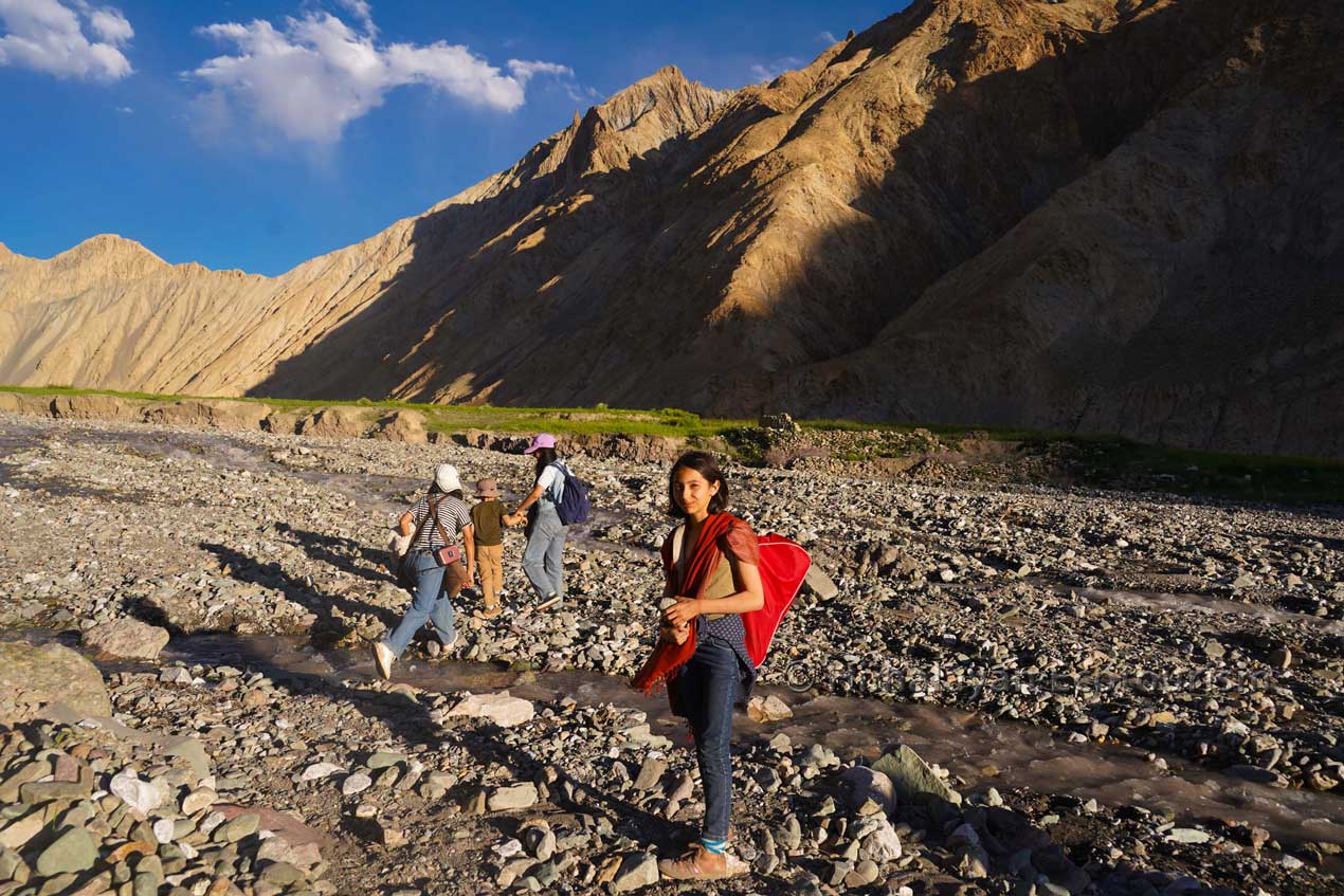 Traversée de la rivière Markha dans la vallée de la Markha, Ladakh