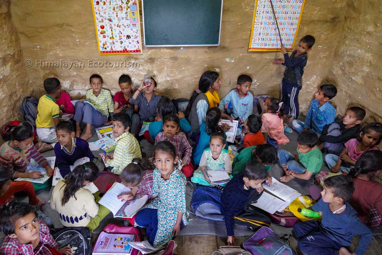 Enfants de l'école primaire de la vallée de Tirthan