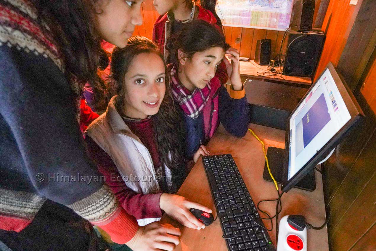 Éducation des enfants dans la vallée de Tirthan