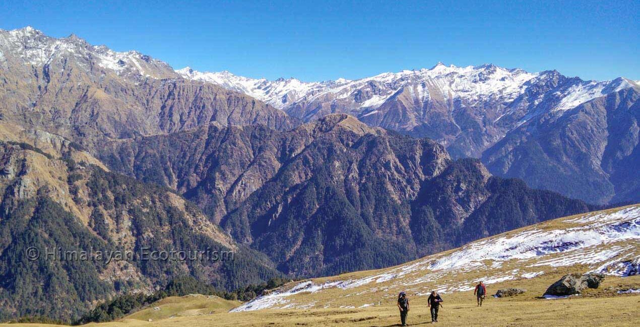 Montée vers le sommet de Marahni en Great Himalayan National Park