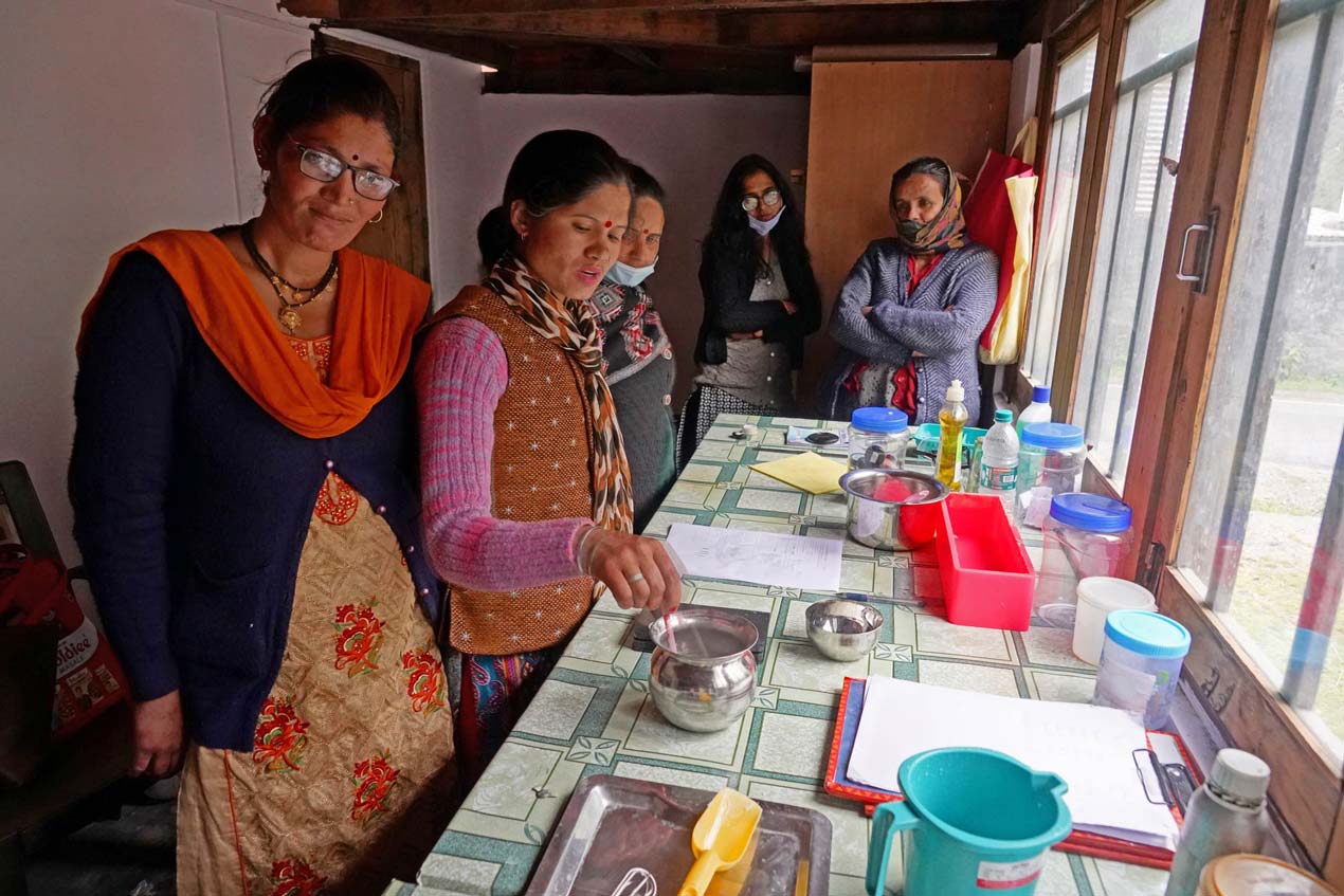 Produits locaux avec Himalayan Ecotourism dans la vallée de Tirthan