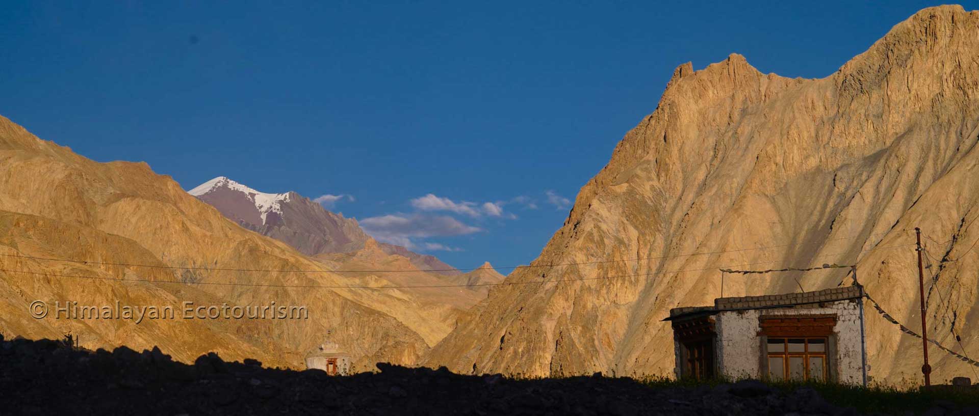Magnifique coucher de soleil dans le village de Markha