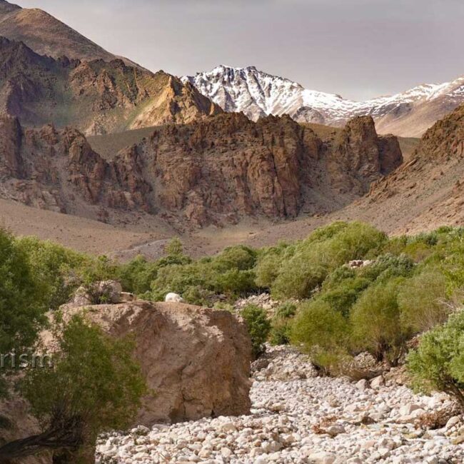 Le lit de la rivière avant d'atteindre Hemis Shukpachan avec la montagne en arrière-plan