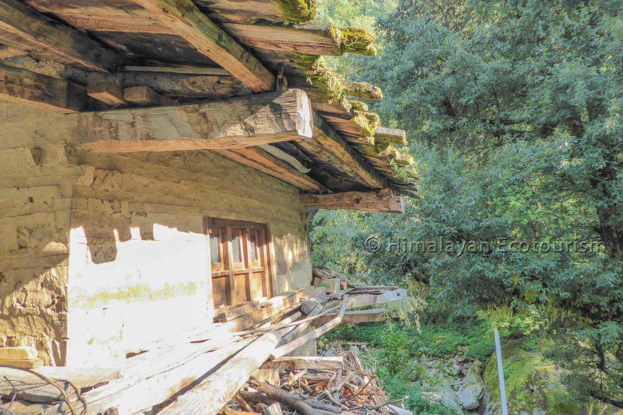 Maison himalayenne dans la vallée de Tirthan