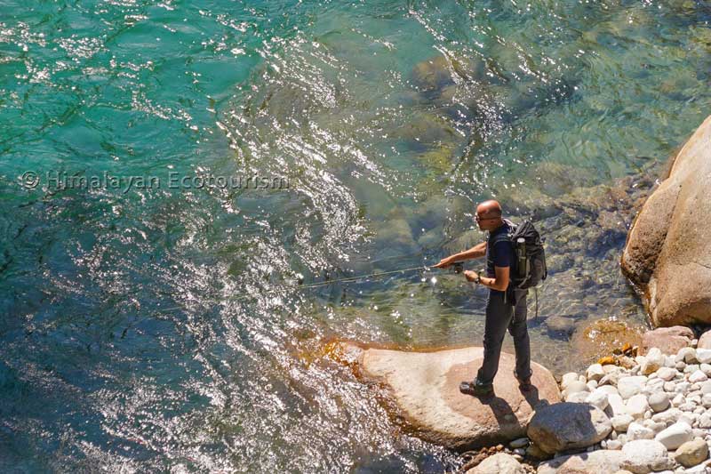 Pêche à la truite dans la vallée du Tirthan