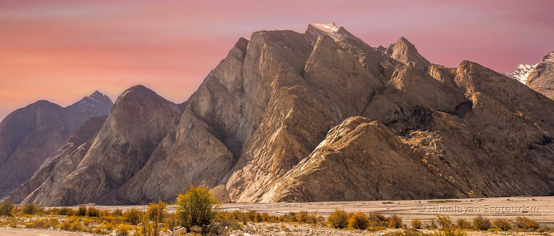 Treks du Ladakh, vue sur les montagnes et une rivière