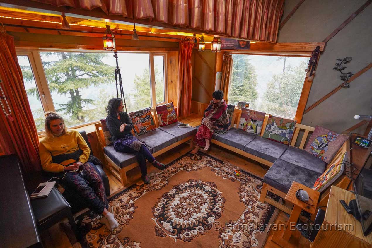 Cozy living area - Homestay in the Tirthan Valley